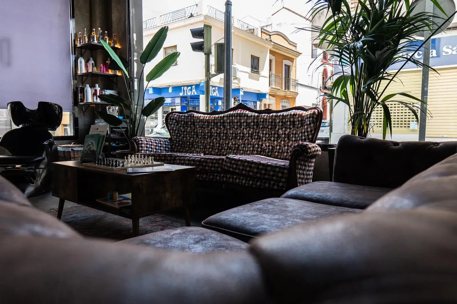 Zona de espera de Culture con sofá capitoné y plantas junto al escaparate