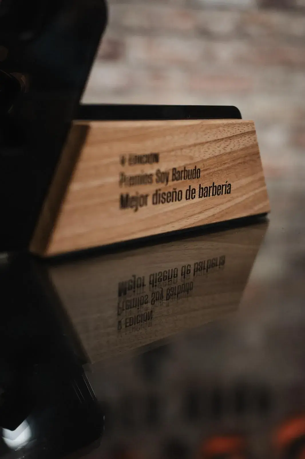 Trofeo de los Premios SoyBarbudo al mejor diseño de barbería