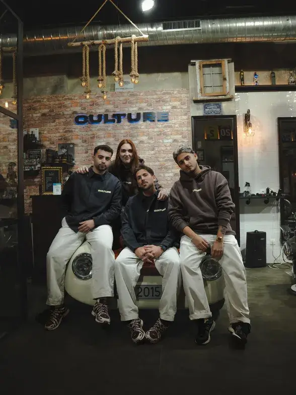 Equipo de Culture Barber & Tattoo posando en el local
