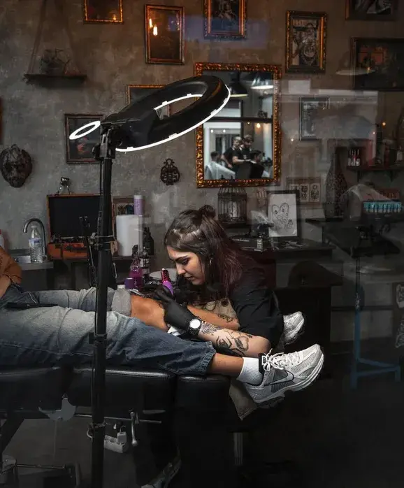 Tatuadora trabajando en el estudio de tatuaje de Culture