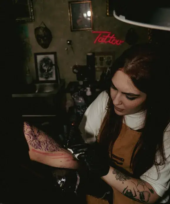Sesión de tatuaje en la pierna en el estudio de Culture