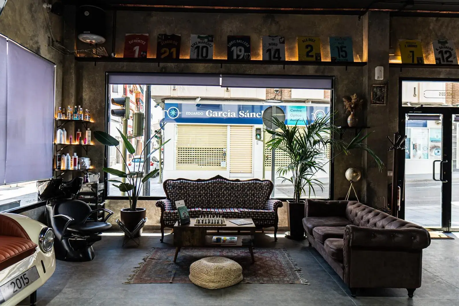 Interior de Culture visto desde el fondo hacia la calle Cantones