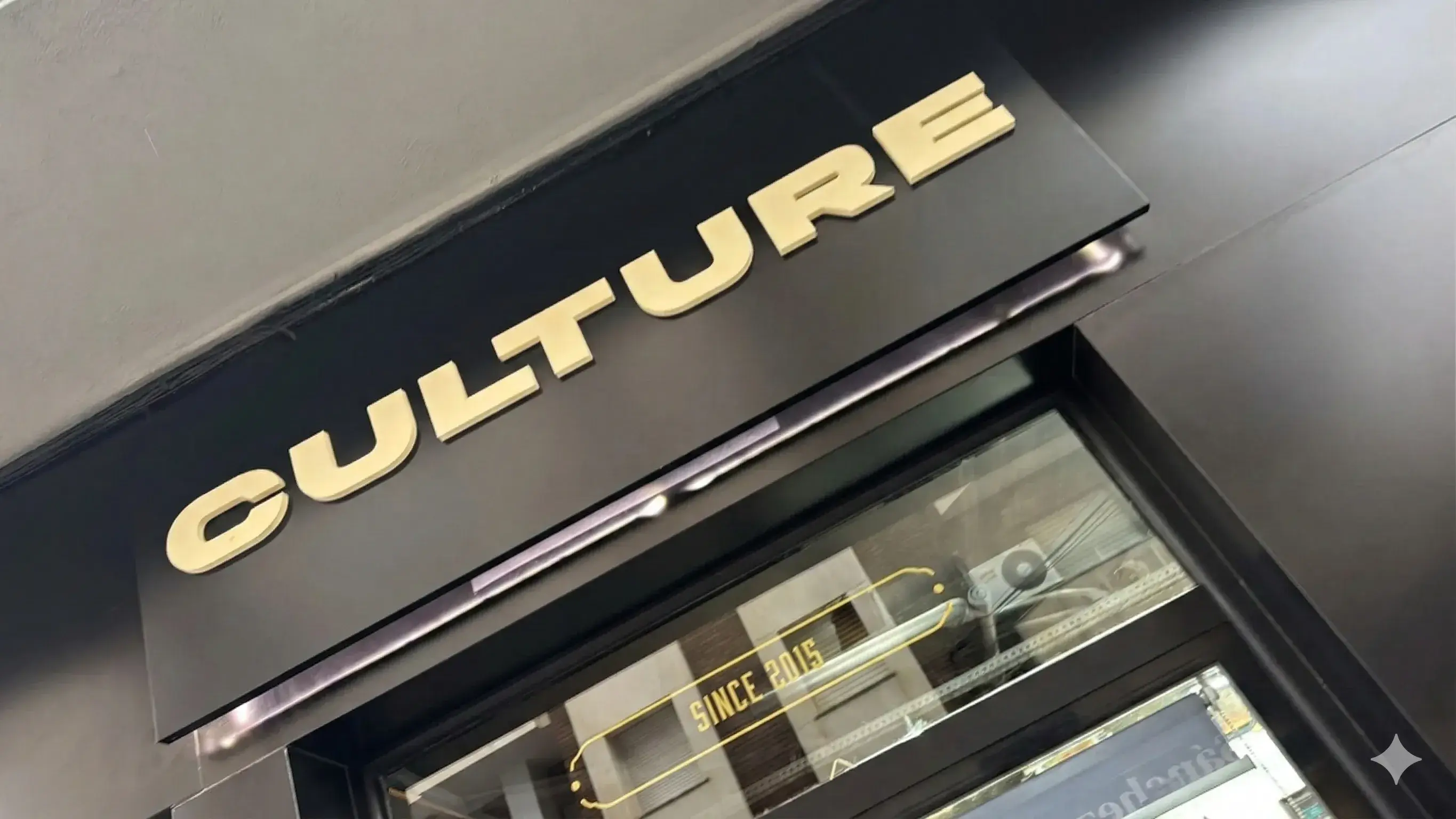 Rótulo de Culture en la entrada de la barbería en la calle Cantones de Almendralejo