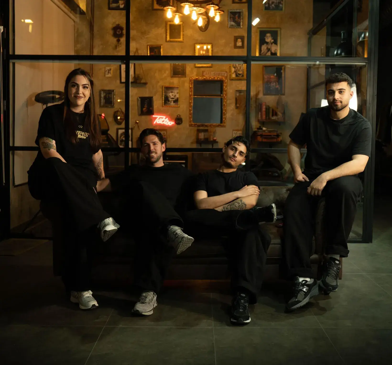 Equipo de Culture Barber & Tattoo en el local de Almendralejo